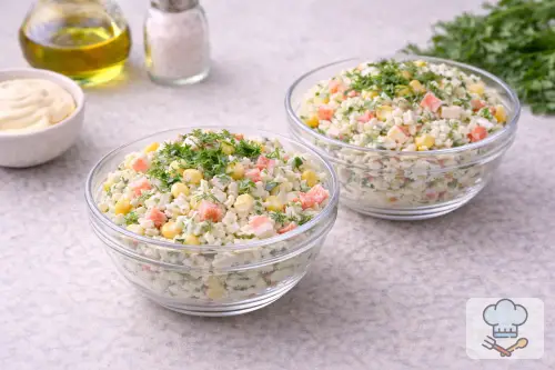 Фото 8-го шага: Салат с крабовыми палочками, кукурузой и яйцом