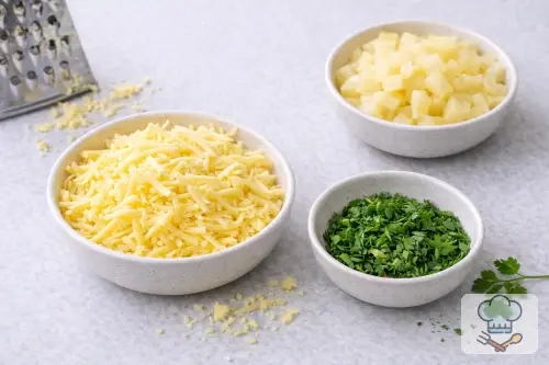 Фото 2-го шага: Салат с курицей, ананасами и сыром