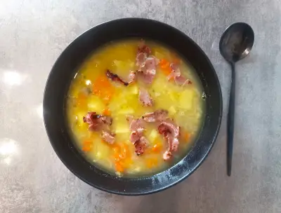 Гороховый суп с жареным беконом